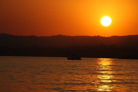 Privat segelbåttur vid solnedgången från Sitges