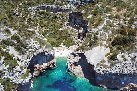 Excursion en bateau à la grotte bleue et à Hvar : petit groupe depuis Split ou Brac