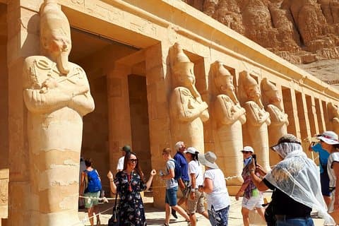 Excursión de un día desde el aeropuerto a los monumentos de Luxor Incluye almuerzo Transfers Guía de entrada