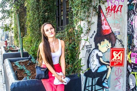 Murals and Graffiti Photoshoot - Posh Melrose with a Photographer in Los Angeles