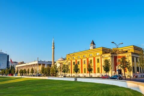 Private Tirana Walking Tour & Cabo Dajti, Guia / Carro Privado