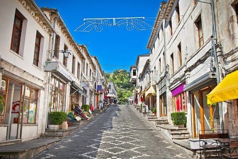 De Tirana : Tour de dia inteiro privado de Gjirokaster, Guia / carro privado