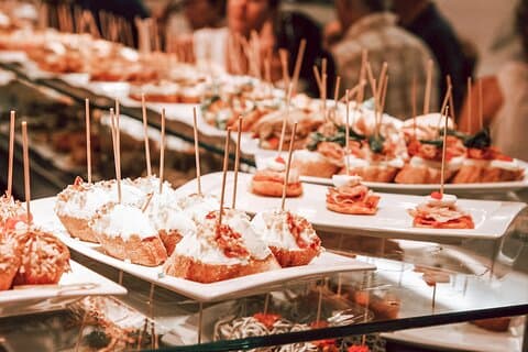 Traditionele Spaanse wijn en tapas met privé lokale gids over Madrid Food Tour