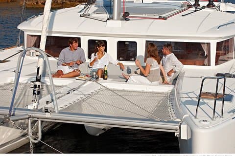 Semi Private Santorini kryssning på Catamaran BBQ & Open Bar