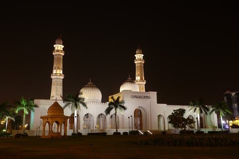Tour notturno privato di Salalah con cena e ritiro
