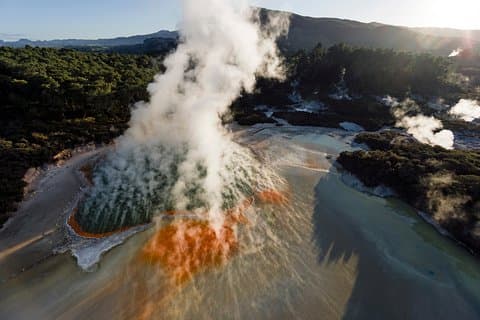 Private Tour [4 Tage]: Waitomo Caves, Hobbiton, Rotorua, Hells Gate & Wai-O-Tapu