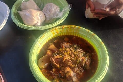 Lokal ghanesisk matlagingskurs i Accra for å støtte velværesenteret
