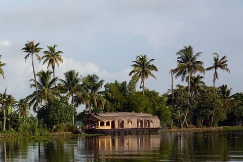 Gyllene triangeln med stranden och bakvatten Kerala