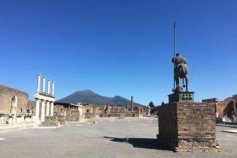 Pompeii with an archaeologist, small group!!!