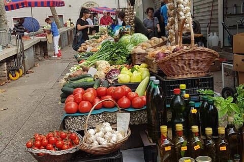 Histoire partagée et visite gastronomique en petit groupe avec mets et vins