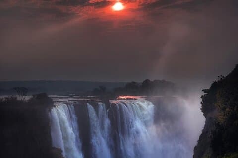 Excursão guiada ao nascer do sol pelas Cataratas Vitória