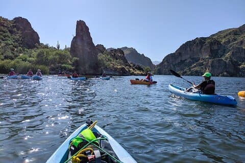 Kayak 2 ore Canyon & Cliffside sul lago Saguaro