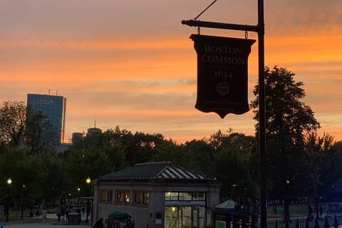 Tour a piedi dei fantasmi per smartphone autoguidato App Boston Lettore EMF