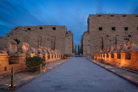 Ljud- och ljusshow i Karnak-templet med överföringar