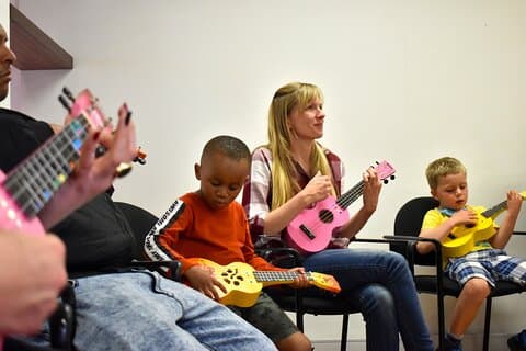 Magia della musica: lezione introduttiva di batteria con djembe e ukulele con aggiunta di NGO Kids