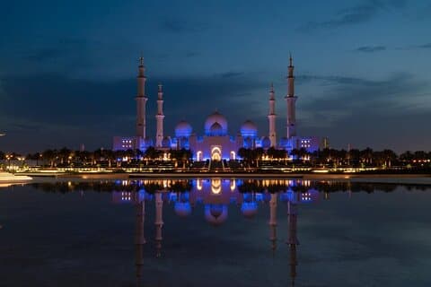 Exklusive ganztägige Stadtrundfahrt durch Abu Dhabi mit der Scheich-Zayid-Moschee