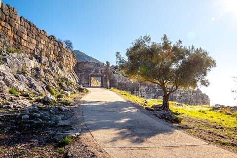 6 - Tagestour - Delphi, Meteora, Nafplio & Monemvasia