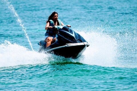 Conduisez votre propre jet ski sans instructeur avec transfert privé