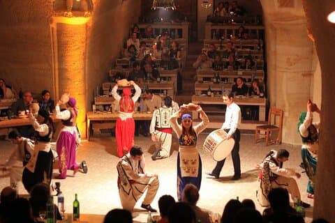 Türkische Nacht im Cave Restaurant mit Abendessen und unbegrenzten Getränken