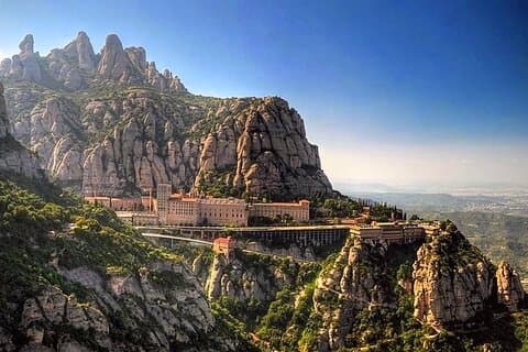Excursión en grupo pequeño a Montserrat y experiencia de navegación desde Barcelona