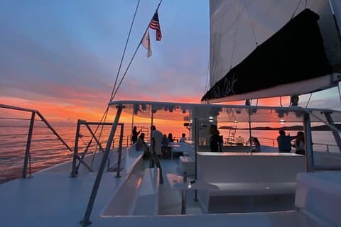 Vela ao pôr do sol com coquetéis e aperitivos