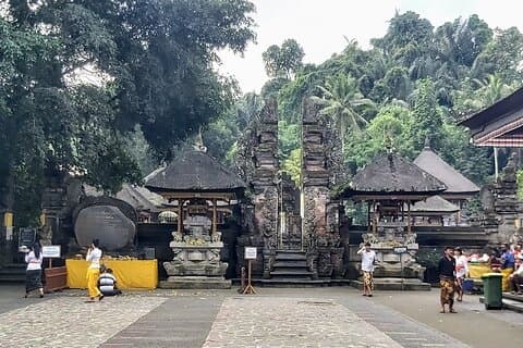 Privat rundtur i Tirta Empul-templet och Gunung Kawi