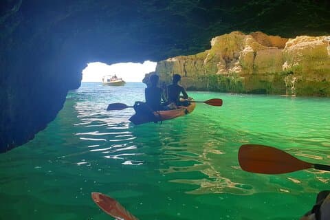 Explora las cuevas del Algarve y las playas salvajes en kayak