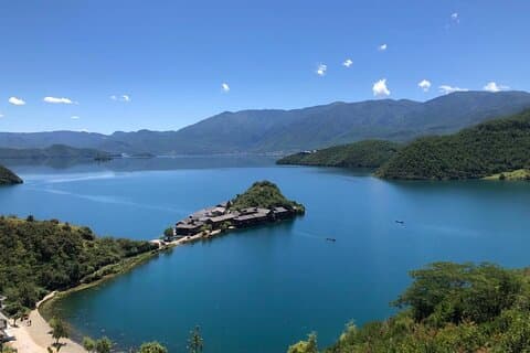 麗江から鹿谷湖へのプライベートデイツアー