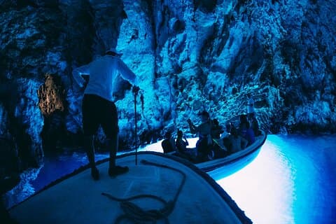Excursão luxuosa à Caverna Azul e Cinco Ilhas saindo de Split