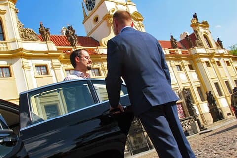 Privétransfer van Wenen naar Praag in een luxe voertuig