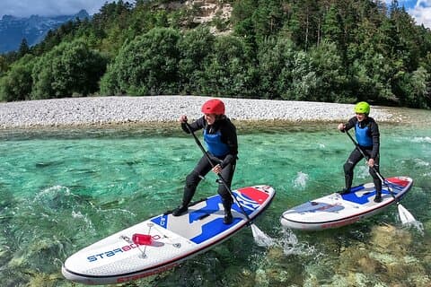 Surf de remo en aguas bravas en el río Soca