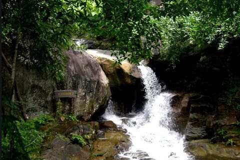 Excursión privada a la cascada de Huay Yang y visita al mercado fronterizo de Singkorn desde Hua Hin