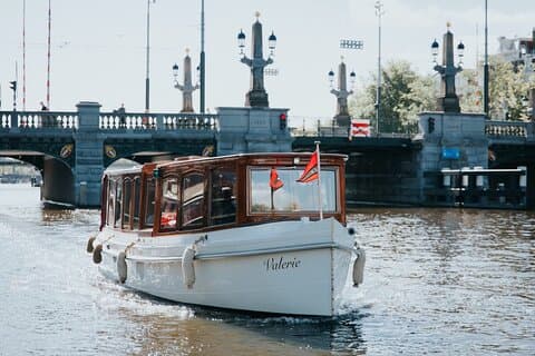 Cruzeiro privado pelo canal em Amsterdã