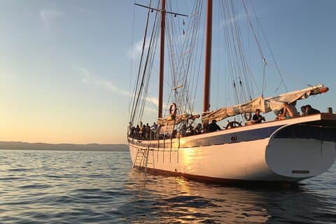 Crucero nocturno al atardecer