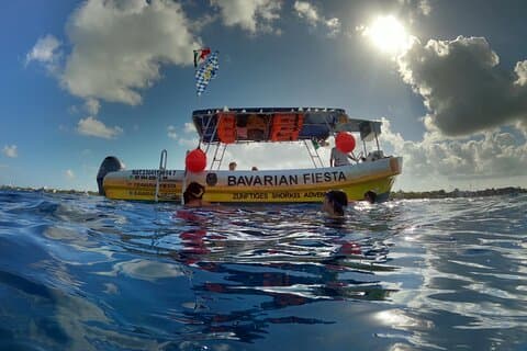 Beierse Fiesta-snorkelactiviteit in boot met glazen bodem in San Miguel de Cozumel