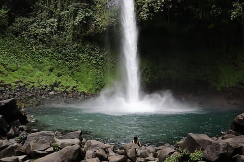 Tour di mezza giornata con cascata La Fortuna e escursione sul vulcano Arenal