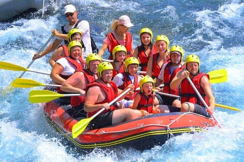 "Side: Whitewater Rafting sjov på Koprulu Canyon"