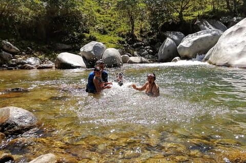 Guatapé Wasserfälle Wanderung / in der Nähe von Medellín