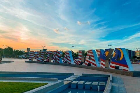 Putrajaya Half Day Tour with Pink Mosque & River Cruise(SIC)