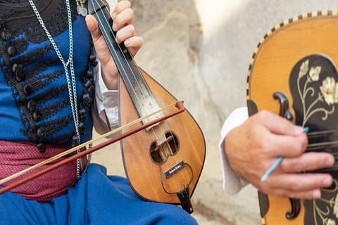 Música, comida y baile nocturnos de Creta