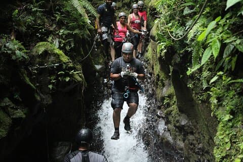 Canyoning ved Arenal-vulkanen; Bedst bedømt rappelleeventyr ved vandfald
