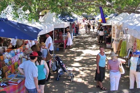 Eumundi Marketsバス送迎: Mooloolaba Sunshine Coast & Noosa