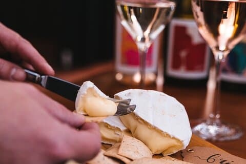 Liten grupp av vin- och ostparningsprovning