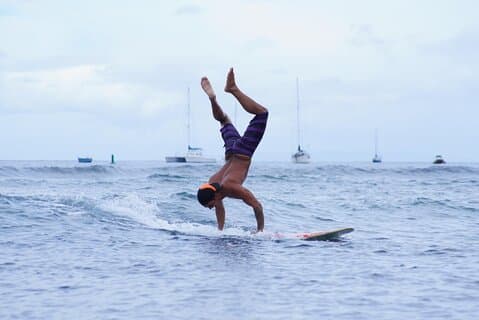 Escandalosa lección de escuela de surf en el lado de Lahaina