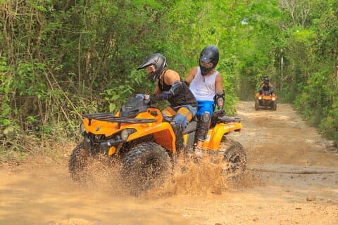 Cancun Halvdags ATV og Ziplining Outdoor Experience
