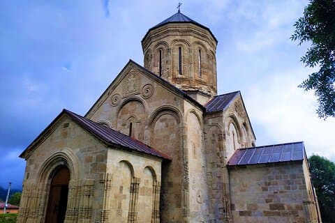Privat tur til Racha fra Tbilisi med middelalderkirker, vinsmaking og lunsj