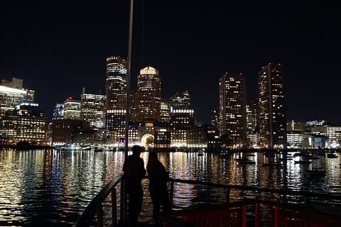 Crociera notturna al porto di Boston