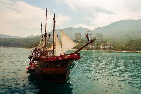 Incroyable spectacle de pirates nocturne dans la baie de Puerto Vallarta