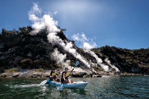 Tour privado en kayak por los acantilados de vapor de Waimangu