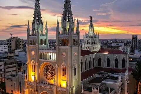 Tour nocturno de Guayaquil con bebidas en FrutaBar